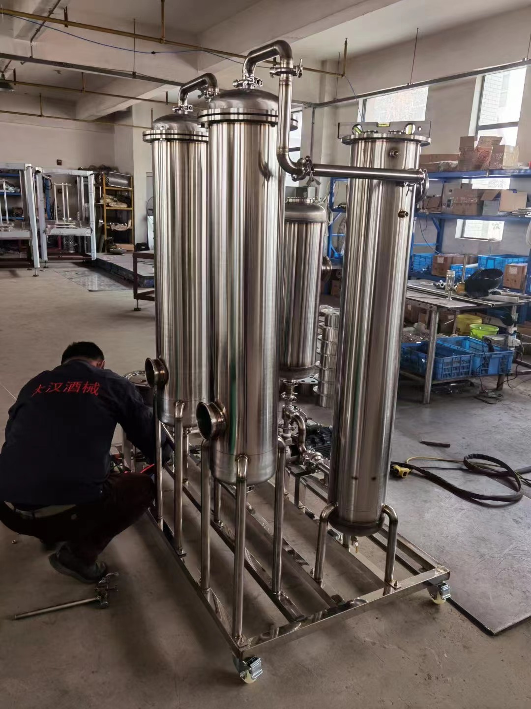 河北省邯鄲市臨漳縣姚總購買的白酒光波催陳凈化設備正在調(diào)試中！