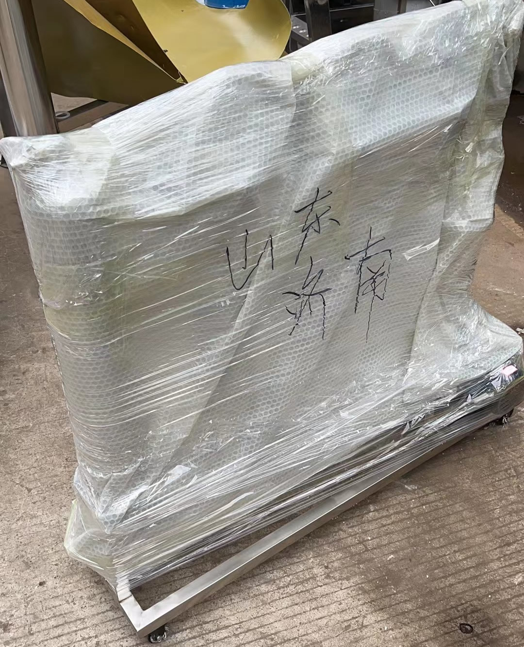 山東濟(jì)南王總的一臺(tái)小四級(jí)白酒過(guò)濾機(jī)已打包發(fā)出！